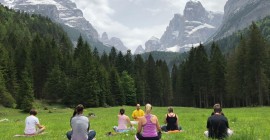 - Lo yoga e la mitologia induista: riscoprirsi nella pratica attraverso divinità e antiche leggende -
