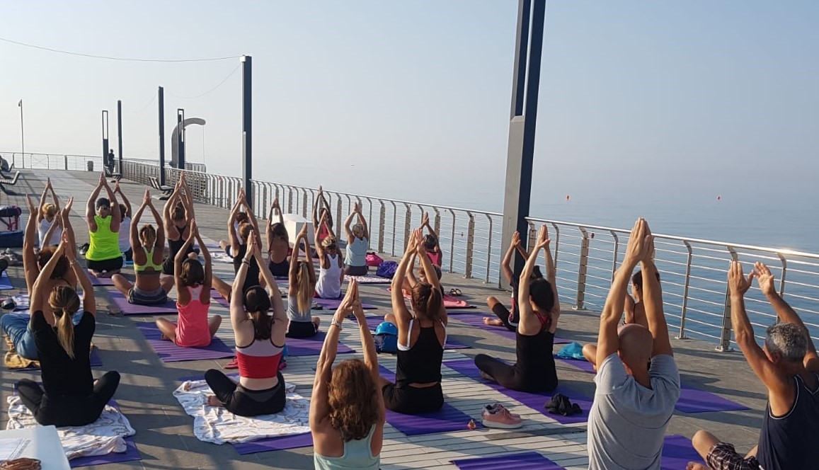 fyv-2-essere-free-yoga-gratuito-benessere-per-tutti-village-citta-alassio-estate-lucia-ragazzi-summer-town-wellness