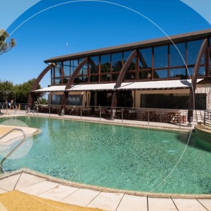 Ex cantiere navale con due piscine, terrazza sul mare e spiaggia privata